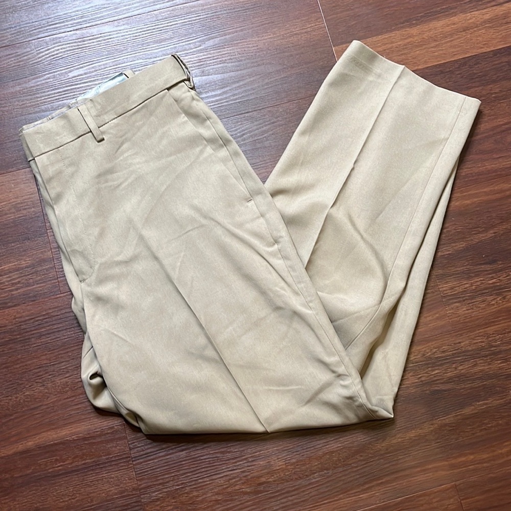 Haggar men’s dress pants, 32 x 32, classic fit, wrinkle free, khaki, new